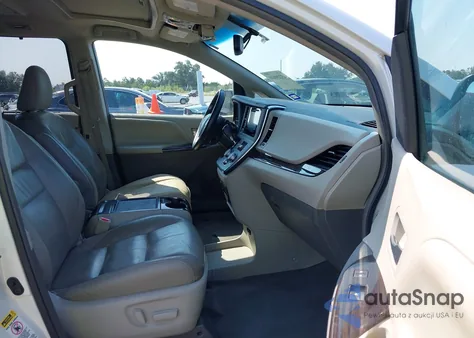 2015 Toyota Sienna Xle Premium 8 Passenger z USA, uszkodzony, nr VIN 5TDYK3DCXFS672690